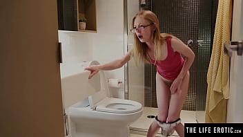 Preview 2 of Transexuales Xnxxx Com Porno - Watch this cute redhead pee before fucking herself with her dildo