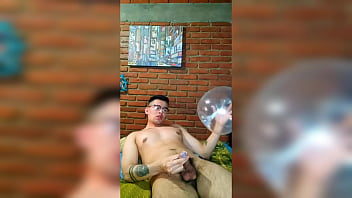 Preview 4 of Delivery Boy Caught Me - Verg&oacute_n activo se masturba con globo de cond&oacute_n