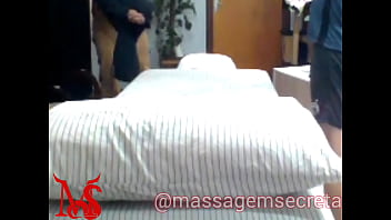 Preview 1 of Oh My God It Is My Mom - Massagem no Parrudo Jogador (Completo no RED)