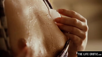 Preview 1 of Hombre Vestido De Mujer - Watch this gorgeous girl masturbate to an orgasm with icy fingers