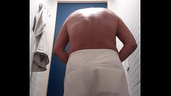 Preview 4 of Huge Web - Se mettre un petit plug dans son petit trou au wc sur son lieu de travail puis repartir travailler