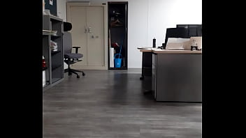Preview 4 of Arielin - Se d&eacute_shabiller le matin au bureau