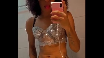 Preview 3 of Mum Fucks Sick Son - Travesti dotada balan&ccedil_ando o pau de 23 cm