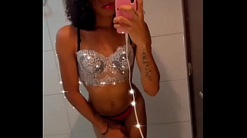 Preview 1 of Mum Fucks Sick Son - Travesti dotada balan&ccedil_ando o pau de 23 cm