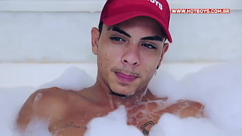 Preview 1 of Skymovies Xxx - Novinhos transando na banheira