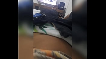 Preview 1 of Zaraha Hijab - n&atilde_o aguentou e tocou punheta na cama do meu amigo