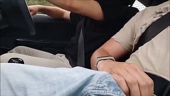 Preview 1 of Iu Zdu - Me masturbei do lado do motorista do Uber e ele deixou eu ficar passando a m&atilde_o a piroca dele