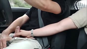 Preview 4 of Iu Zdu - Me masturbei do lado do motorista do Uber e ele deixou eu ficar passando a m&atilde_o a piroca dele