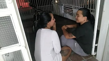 Preview 1 of Negotiv American - la perra de mi hermanastra me convence para coger en las escaleras