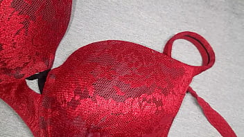 Preview 4 of Little Dinaone - Me vine sobre el bra rojo usado de encaje de mi mejor amiga,  le deje toda mi leche