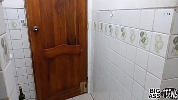 Preview 2 of In Sid - Gostosa milf big ass is fucked by a stranger in the bathroom of the disco,  now the slob left me pregnant I busted my ass Anal