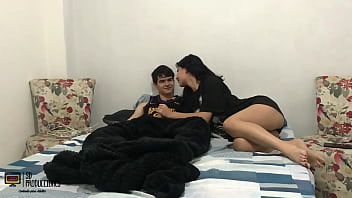 Preview 2 of Vari Saxy - Encuentro a mi hermanastro en su habitaci&oacute_n masturb&aacute_ndose y me pongo cachonda PARTE 1