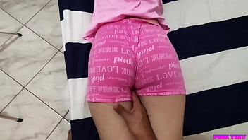 Preview 4 of Desiporns - Padrastro enga&ntilde_a a su Hermosa Hijastras para hacerle Masaje mientras el la Tocaba ella no se podia Mover