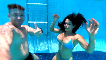 Preview 4 of Asian Forced Boob Licking - A morena fez cu doce para foder comigo na piscina Mr Matusalem - Natzinha Morena