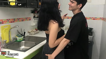 Preview 2 of Kanada Auntysex - Mi hermanastra me excita mientras se encuentra en la cocina PARTE 1