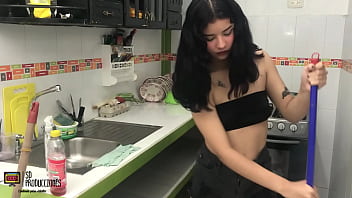 Preview 1 of Kanada Auntysex - Mi hermanastra me excita mientras se encuentra en la cocina PARTE 1