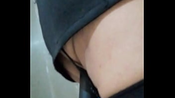 Preview 1 of Buak Sek Tante - Otro video en la calle con la maraca metida en el culo es tan caliente