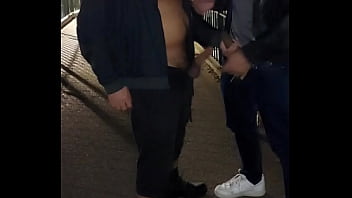 Preview 1 of Amber Herrel - CHUPANDO DOIS MACHOS NA RUA