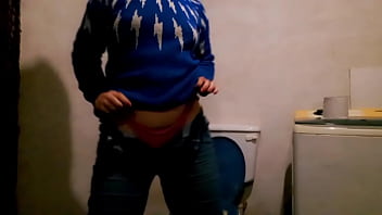 Preview 1 of Top Ten Stars - Su co&ntilde_o chorrea encima mientras se toca en en el ba&ntilde_o