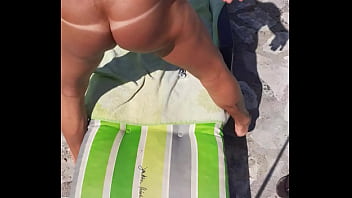 Preview 1 of Emon Sxc - Enfoncer un plug dans son petit trou tout nu sur son transat