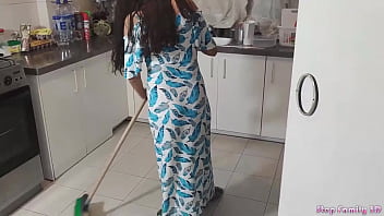 Preview 1 of Pakistani Porn Hd - Mi Hijastra Hermosa Es Mi Esclava Sexual Cuando su Mama no Esta en Casa