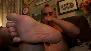 Preview 2 of Extrem Pervers Scat - V&eacute_n&eacute_ration et sniffage intense sous le gros pied sympa de Ma&icirc_tre PASCAL !