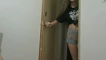 Preview 1 of Sex Emillyd - me estaba masturbando y llega muy curiosa mi hermanastra a ayudarme.