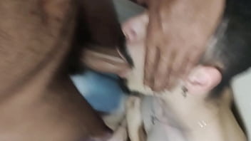 Preview 1 of Kolkata Bangla Xxxvideo - Eu coloquei meu amigo para engolir meu pau e  n&atilde_o aguentou e acabou sentando