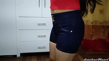 Preview 1 of 2nd Girl - Mi Hermanastra peque&ntilde_a me muestra como le queda su Nuevo Short Jean