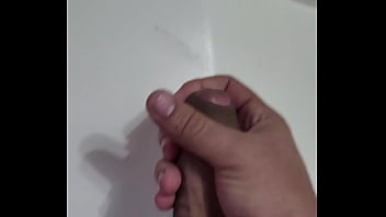 Preview 1 of Giga Lesbian - Dando aquela aliviada no banheiro