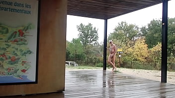 Preview 4 of Phim Vuon Ong Buom Com - exhib et travail des tetons sous la pluie