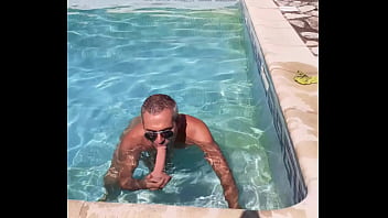 Preview 2 of First Time Sex Boys And Girls - Sucer son gode dans la piscine