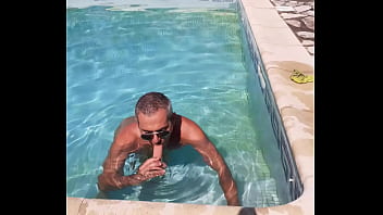 Preview 3 of First Time Sex Boys And Girls - Sucer son gode dans la piscine