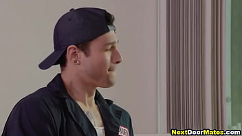 Preview 2 of Gute Ddo - Gay hunk fucked without condom by repairman