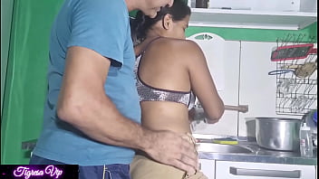 Preview 2 of Indian Girl School Sex - Tigresavip e o entregador tigresa fode com o menino e o marido ao mesmo tempo