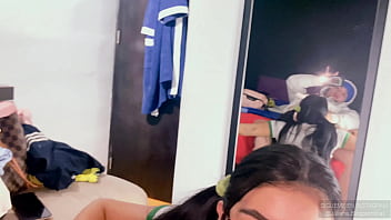 Preview 2 of Xnxwe Xnxx Gagal Dimuat - Morena caliente recibiendo una mamada SIN MANOS frente al espejo