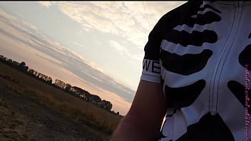 Preview 1 of Romens Sex Hd Videos - Nylonjunge ist Nackt auf dem Fahrrad