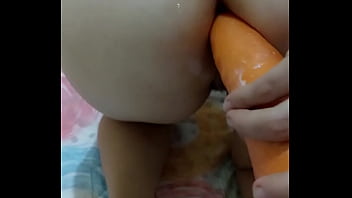 Preview 3 of Mom Sonxx Mp4 - Estudiante lesbiana llega a la casa muy caliente,  ganan apuesta de meterme una zanahoria grande imaginando que es un gran pene delicioso.