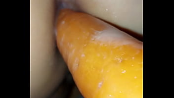Preview 4 of Mom Sonxx Mp4 - Estudiante lesbiana llega a la casa muy caliente,  ganan apuesta de meterme una zanahoria grande imaginando que es un gran pene delicioso.