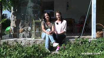 Preview 1 of Lesban Dipli Kissing - Ersties: Freiz&uuml_gige M&auml_dels machen in der Umkleidekabine rum