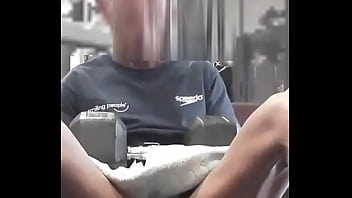 Preview 3 of Fat Cukur - Exhib de ma bite toute raide dans la salle de musculation pendant mon hip thrust