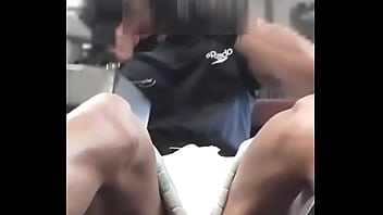 Preview 1 of Fat Cukur - Exhib de ma bite toute raide dans la salle de musculation pendant mon hip thrust