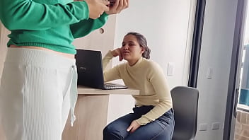 Preview 1 of Gugrati Sex Vidio - Mi jefe me ense&ntilde_a a usar lubricantes y me toca la vagina con ellos!
