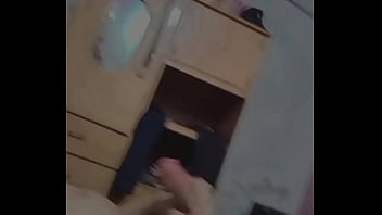 Preview 1 of Sleeping Mausi Xxxx Video - Chico con 18 se toca y muestra su pene