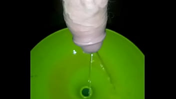 Preview 2 of Bokeb Rusian Pee - I&#039_m peeing