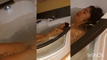 Preview 2 of 10 Yer Old Rape Xx Video - Bailando en el Jacuzzis y recibiendo una rica mamada de parte de mi tio