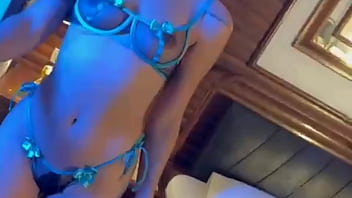 Preview 1 of Khula Dakano Xxxvideo Syny Lion - Sandy gostosa brincando com consolo no cu