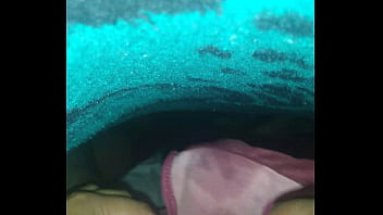 Preview 2 of Old Girl Young Boy Fuck - Me masturbo con la tanga de mi hermana y me