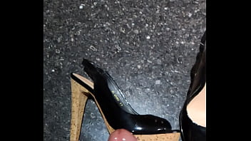 Preview 1 of Free Yerena - Gozando no Peep toe novo da namorada!