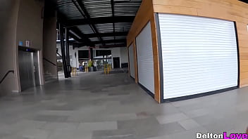 Preview 1 of Dar Biteen - Compa&ntilde_era del gym quiere verga el el ba&ntilde_o p&uacute_blico y la chupa como una profesional